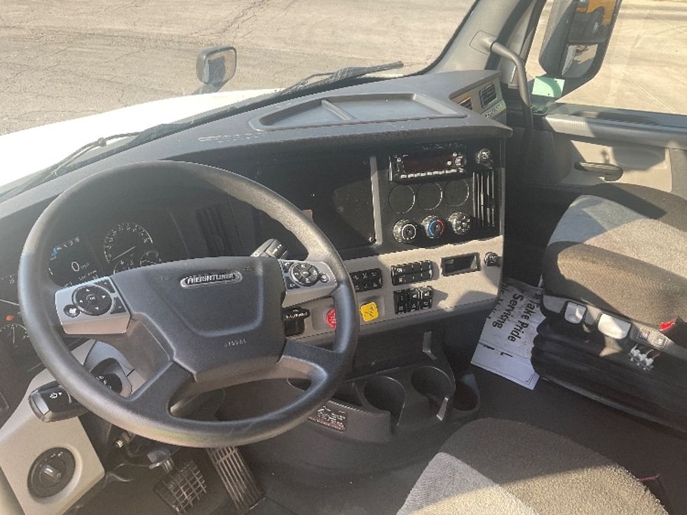 Sleeper Tractor-Heavy Duty Tractors-Freightliner-2022-T12664ST-Kansas City-MO-540,741\n\t\tmiles-$ 68,750 - Image 10