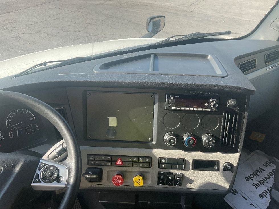 Sleeper Tractor-Heavy Duty Tractors-Freightliner-2022-T12664ST-Kansas City-MO-540,741\n\t\tmiles-$ 68,750 - Image 11