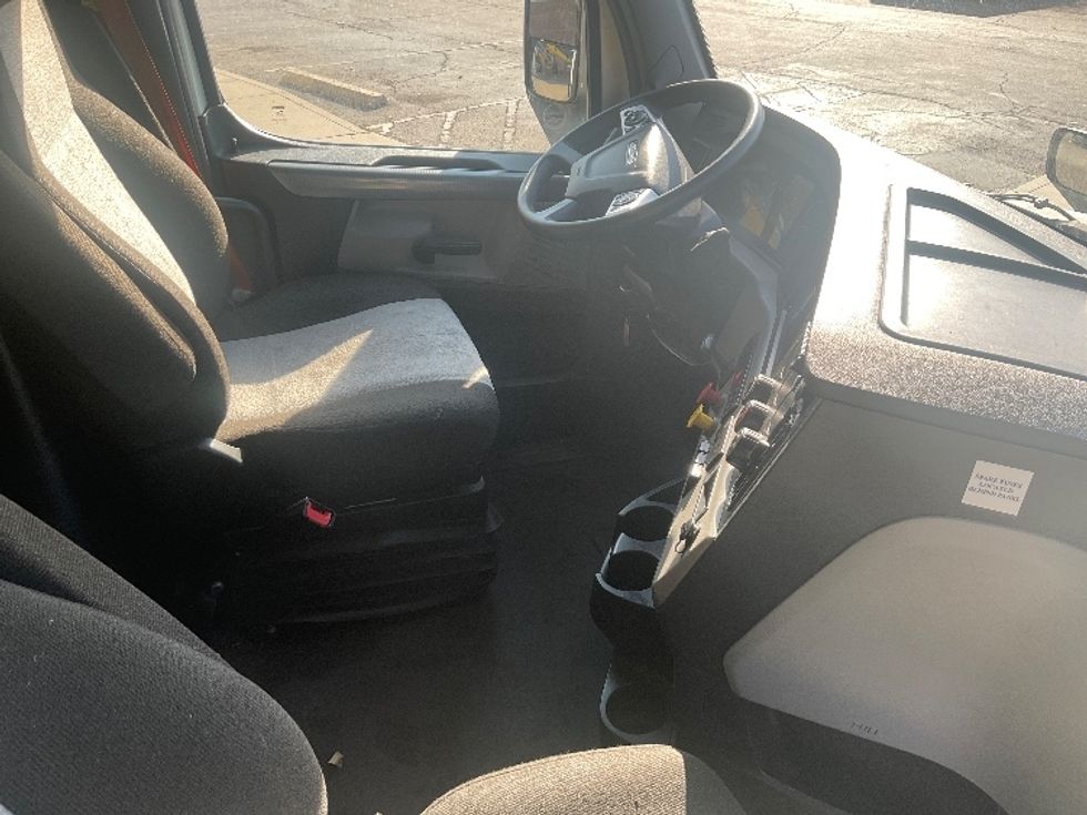 Sleeper Tractor-Heavy Duty Tractors-Freightliner-2022-T12664ST-Kansas City-MO-540,741\n\t\tmiles-$ 68,750 - Image 15