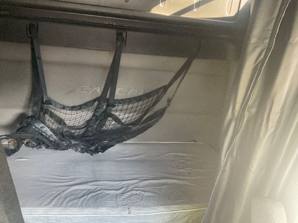 Sleeper Tractor-Heavy Duty Tractors-Freightliner-2022-T12664ST-Kansas City-MO-540,741\n\t\tmiles-$ 68,750 - Image 16