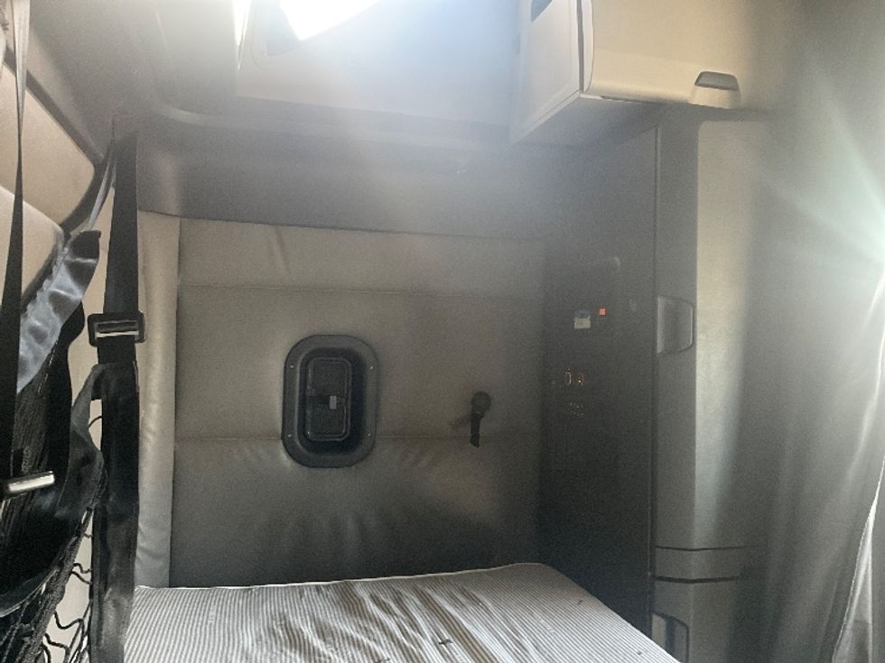 Sleeper Tractor-Heavy Duty Tractors-Freightliner-2022-T12664ST-Kansas City-MO-540,741\n\t\tmiles-$ 68,750 - Image 18