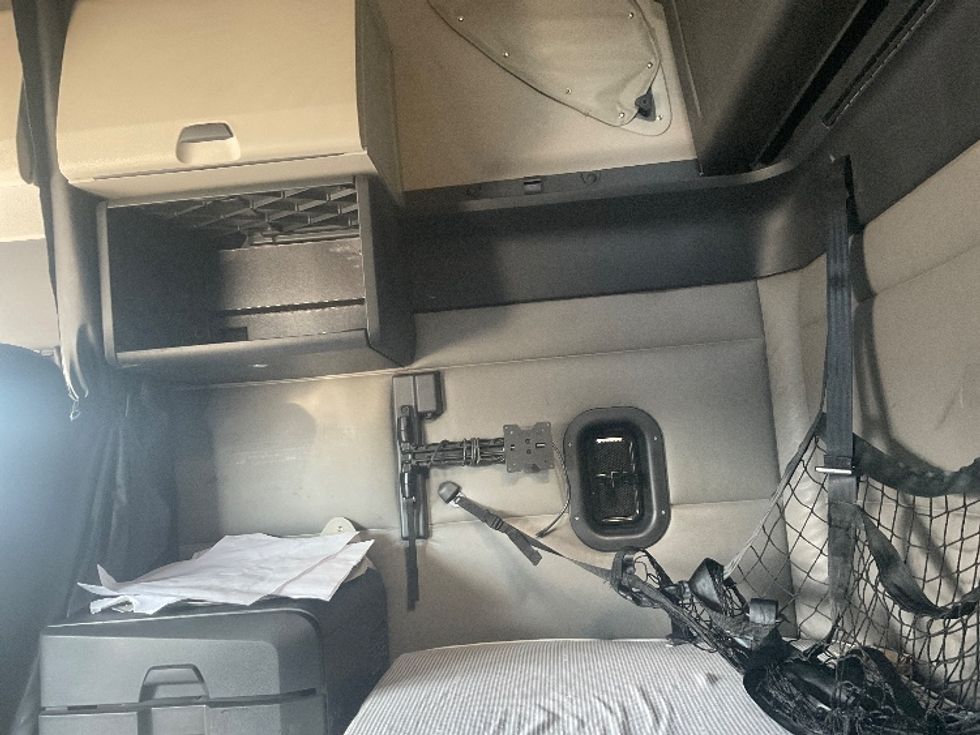 Sleeper Tractor-Heavy Duty Tractors-Freightliner-2022-T12664ST-Kansas City-MO-540,741\n\t\tmiles-$ 68,750 - Image 19