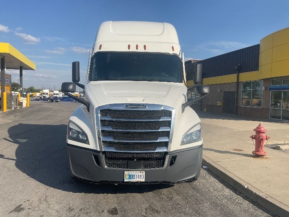 2022 Freightliner Cascadia 126" Sleeper Cab photo 2
