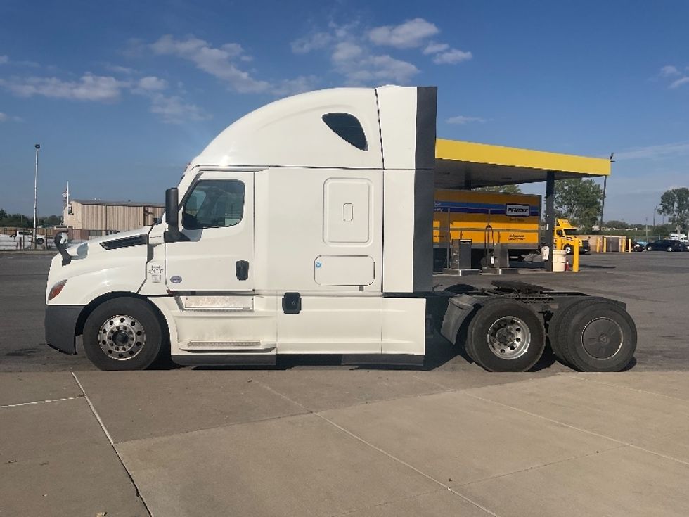 2022 Freightliner Cascadia 126" Sleeper Cab photo 4