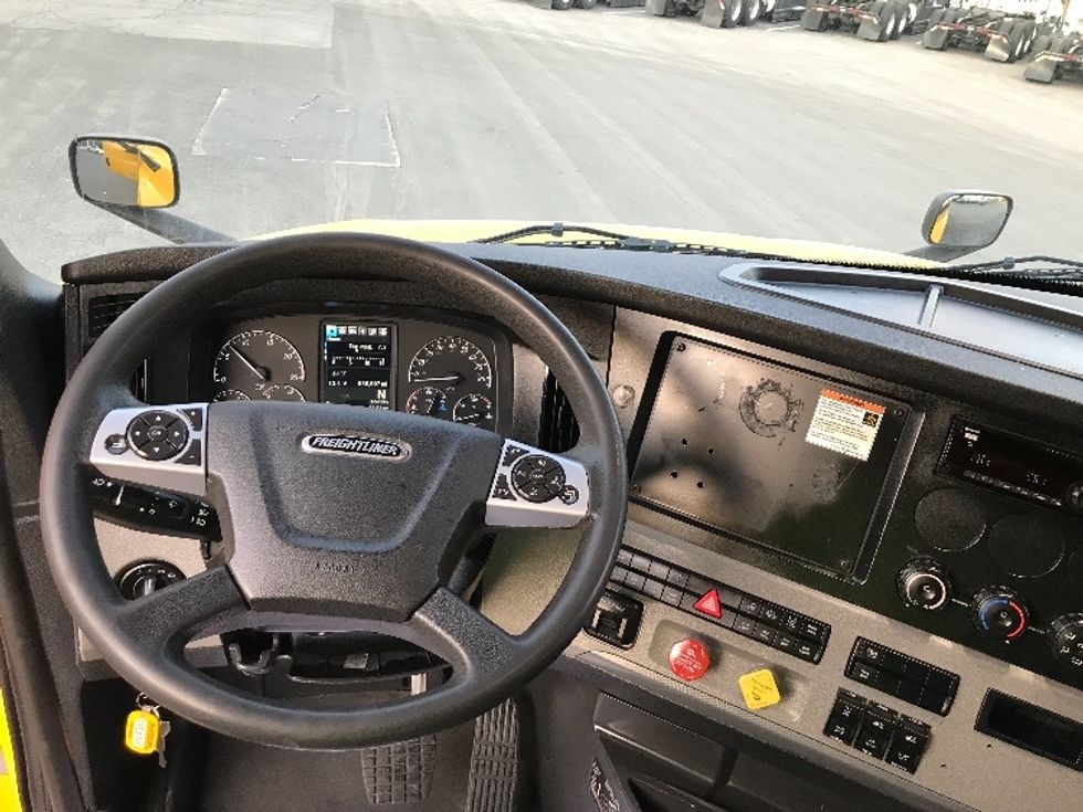 Sleeper Tractor-Heavy Duty Tractors-Freightliner-2022-T12664ST-Kansas City-MO-558,808\n\t\tmiles-$ 57,500 - Image 11