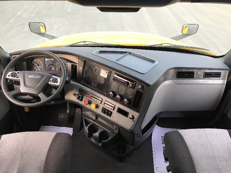 Sleeper Tractor-Heavy Duty Tractors-Freightliner-2022-T12664ST-Kansas City-MO-558,808\n\t\tmiles-$ 57,500 - Image 12