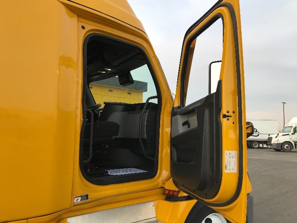 Sleeper Tractor-Heavy Duty Tractors-Freightliner-2022-T12664ST-Kansas City-MO-558,808\n\t\tmiles-$ 57,500 - Image 13