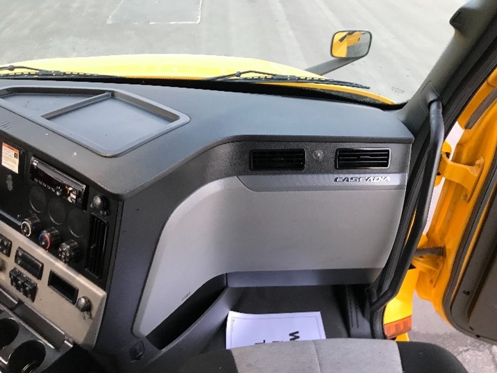 Sleeper Tractor-Heavy Duty Tractors-Freightliner-2022-T12664ST-Kansas City-MO-558,808\n\t\tmiles-$ 57,500 - Image 14