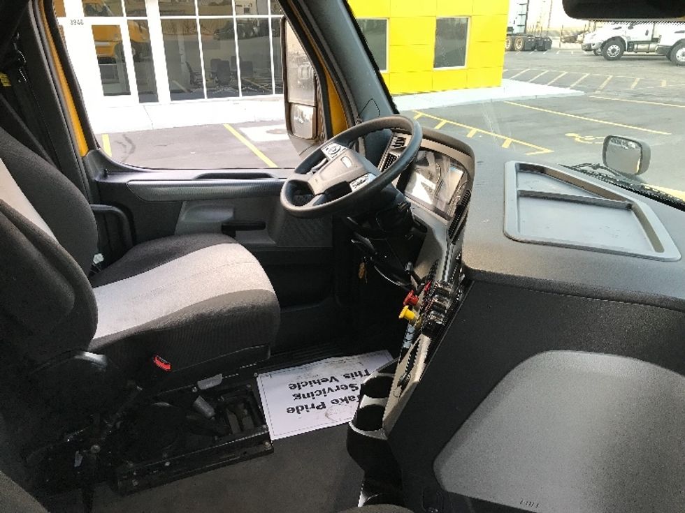 Sleeper Tractor-Heavy Duty Tractors-Freightliner-2022-T12664ST-Kansas City-MO-558,808\n\t\tmiles-$ 57,500 - Image 15