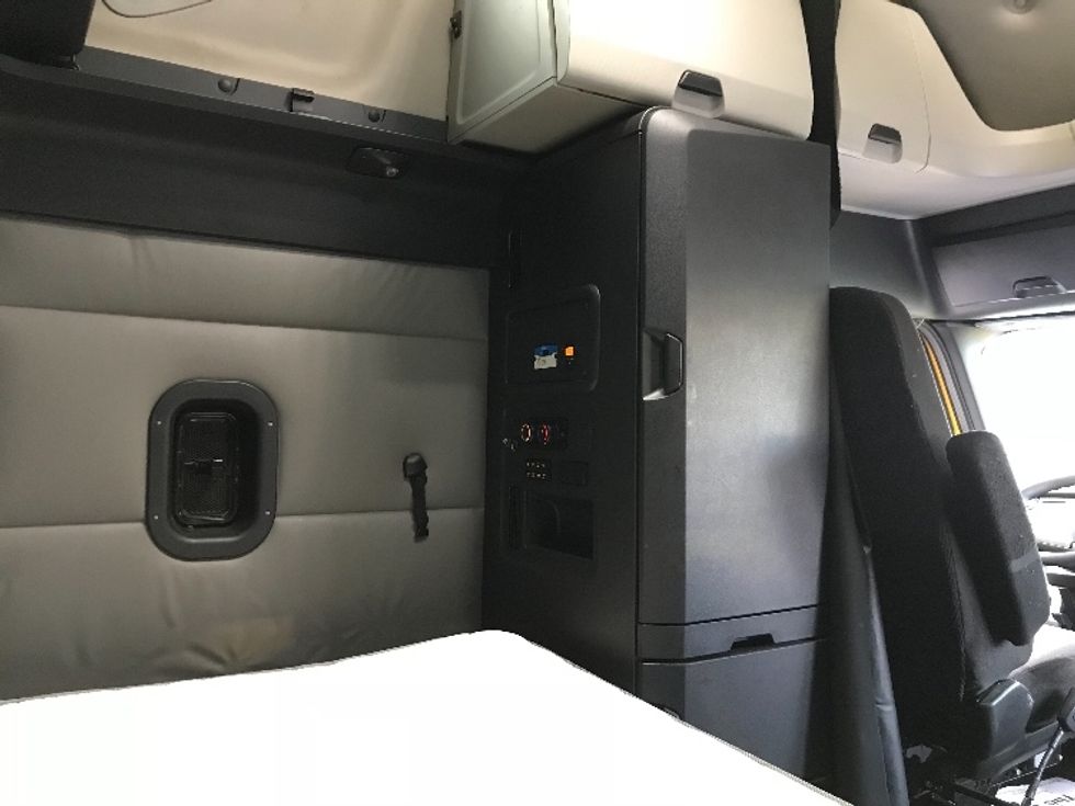 Sleeper Tractor-Heavy Duty Tractors-Freightliner-2022-T12664ST-Kansas City-MO-558,808\n\t\tmiles-$ 57,500 - Image 18