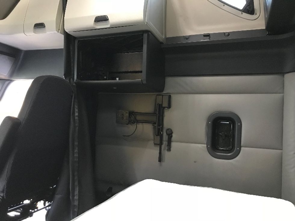 Sleeper Tractor-Heavy Duty Tractors-Freightliner-2022-T12664ST-Kansas City-MO-558,808\n\t\tmiles-$ 57,500 - Image 19