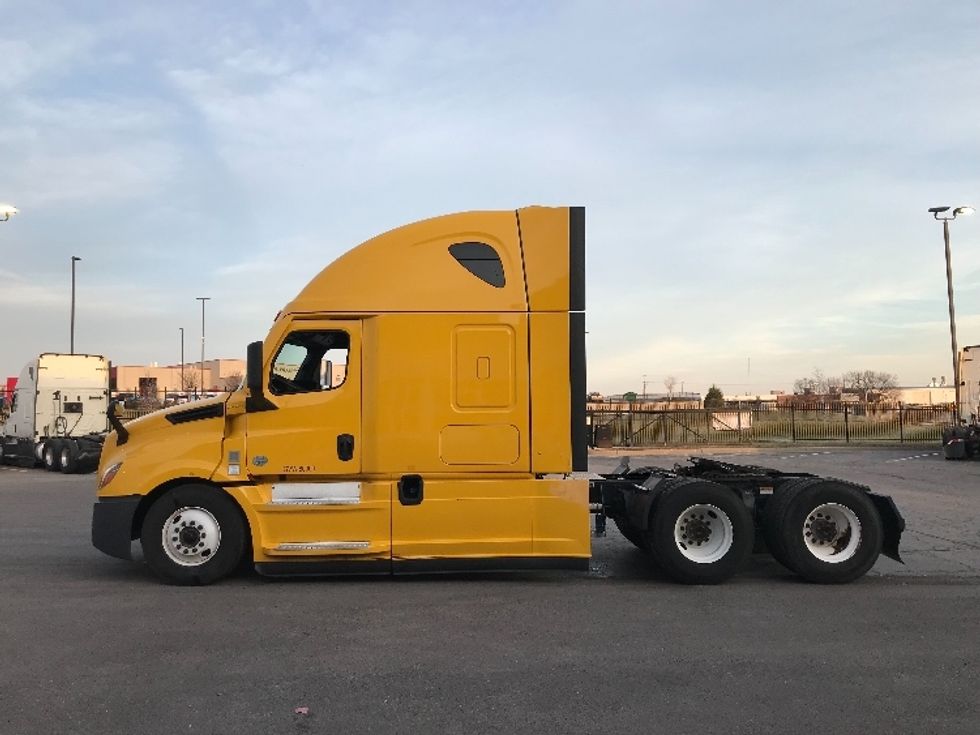 Sleeper Tractor-Heavy Duty Tractors-Freightliner-2022-T12664ST-Kansas City-MO-558,808\n\t\tmiles-$ 57,500 - Image 4