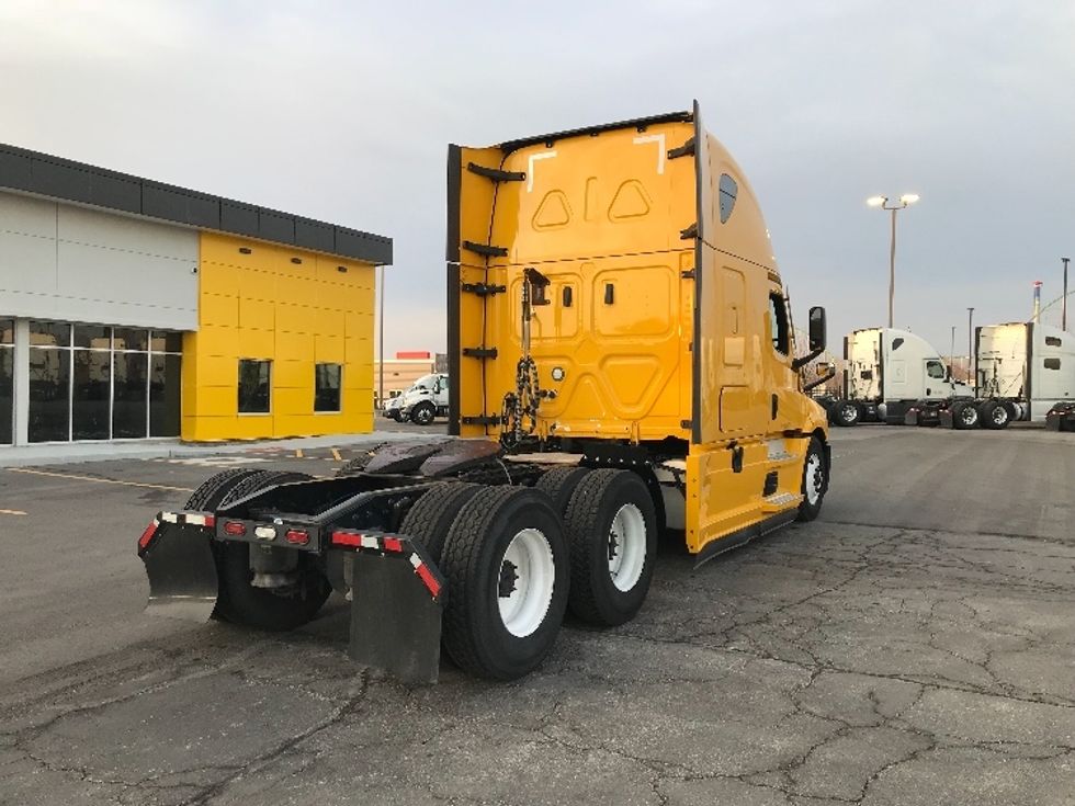 Sleeper Tractor-Heavy Duty Tractors-Freightliner-2022-T12664ST-Kansas City-MO-558,808\n\t\tmiles-$ 57,500 - Image 7