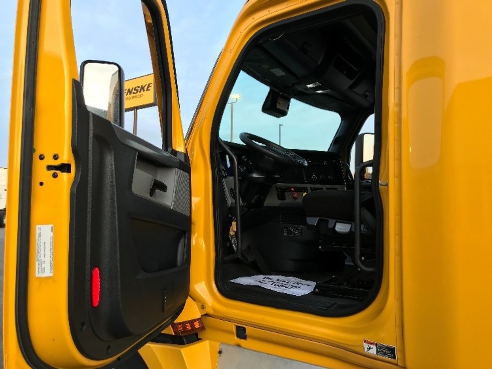 Sleeper Tractor-Heavy Duty Tractors-Freightliner-2022-T12664ST-Kansas City-MO-558,808\n\t\tmiles-$ 57,500 - Image 9