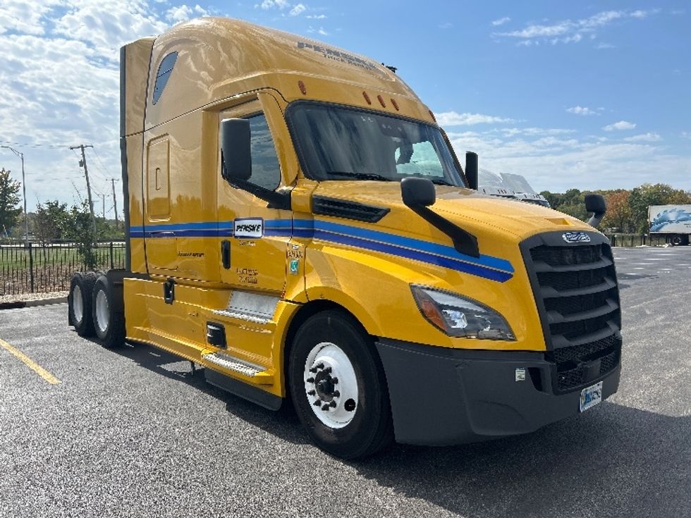 Sleeper Tractor-Heavy Duty Tractors-Freightliner-2022-T12664ST-Kansas City-MO-609,450\n\t\tmiles-$ 64,000 - Image 1