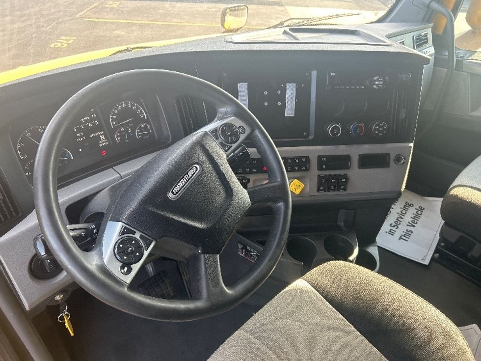 Sleeper Tractor-Heavy Duty Tractors-Freightliner-2022-T12664ST-Kansas City-MO-609,450\n\t\tmiles-$ 64,000 - Image 10