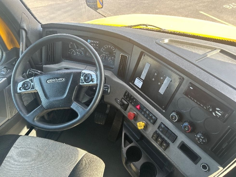 Sleeper Tractor-Heavy Duty Tractors-Freightliner-2022-T12664ST-Kansas City-MO-609,450\n\t\tmiles-$ 64,000 - Image 11