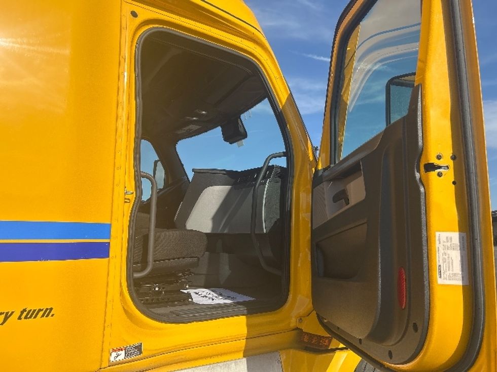 Sleeper Tractor-Heavy Duty Tractors-Freightliner-2022-T12664ST-Kansas City-MO-609,450\n\t\tmiles-$ 64,000 - Image 13