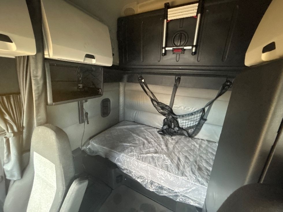 Sleeper Tractor-Heavy Duty Tractors-Freightliner-2022-T12664ST-Kansas City-MO-609,450\n\t\tmiles-$ 64,000 - Image 19