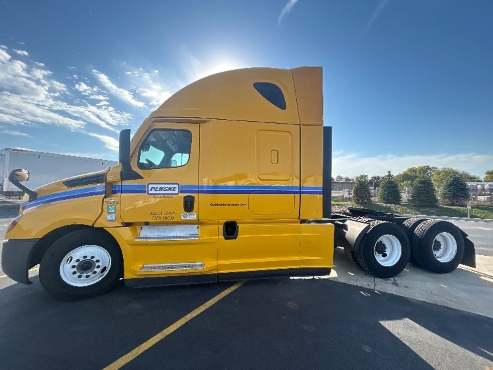 Sleeper Tractor-Heavy Duty Tractors-Freightliner-2022-T12664ST-Kansas City-MO-609,450\n\t\tmiles-$ 64,000 - Image 4