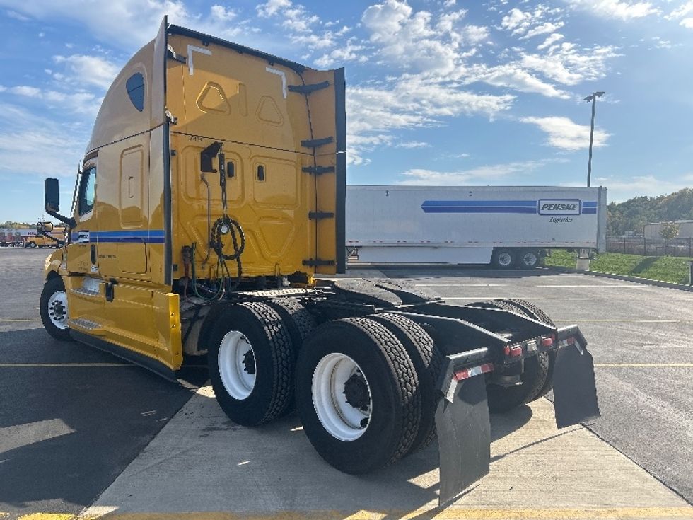Sleeper Tractor-Heavy Duty Tractors-Freightliner-2022-T12664ST-Kansas City-MO-609,450\n\t\tmiles-$ 64,000 - Image 5