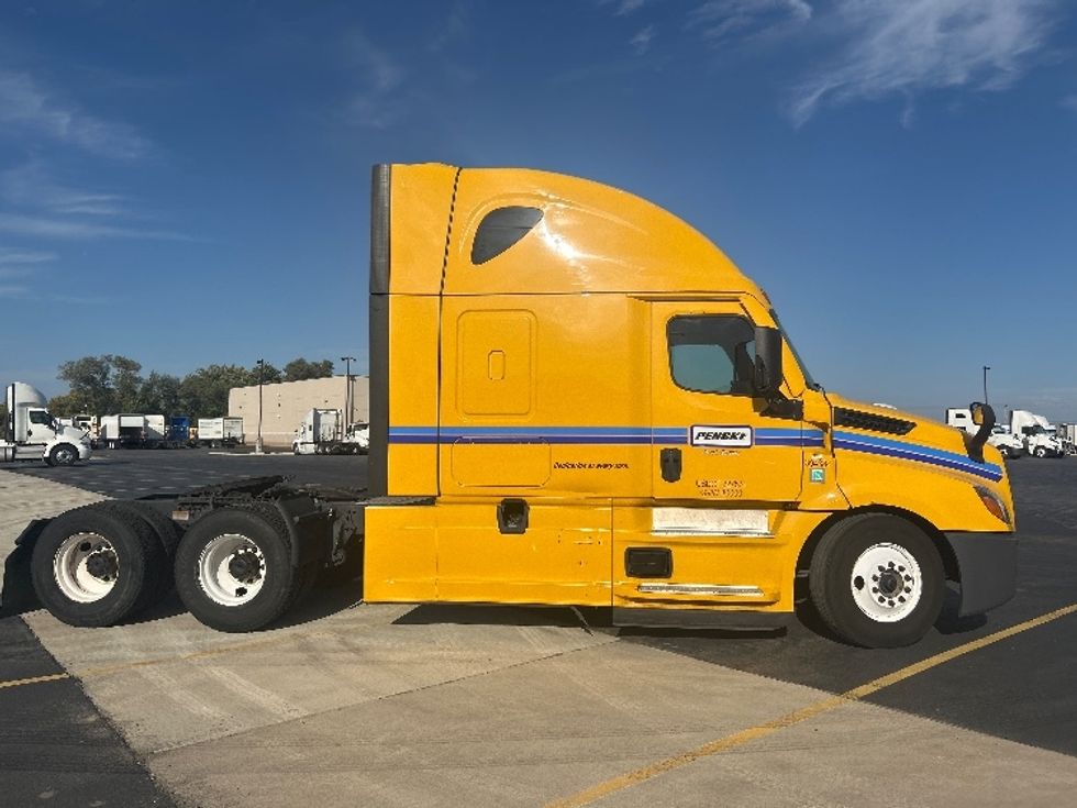 Sleeper Tractor-Heavy Duty Tractors-Freightliner-2022-T12664ST-Kansas City-MO-609,450\n\t\tmiles-$ 64,000 - Image 8