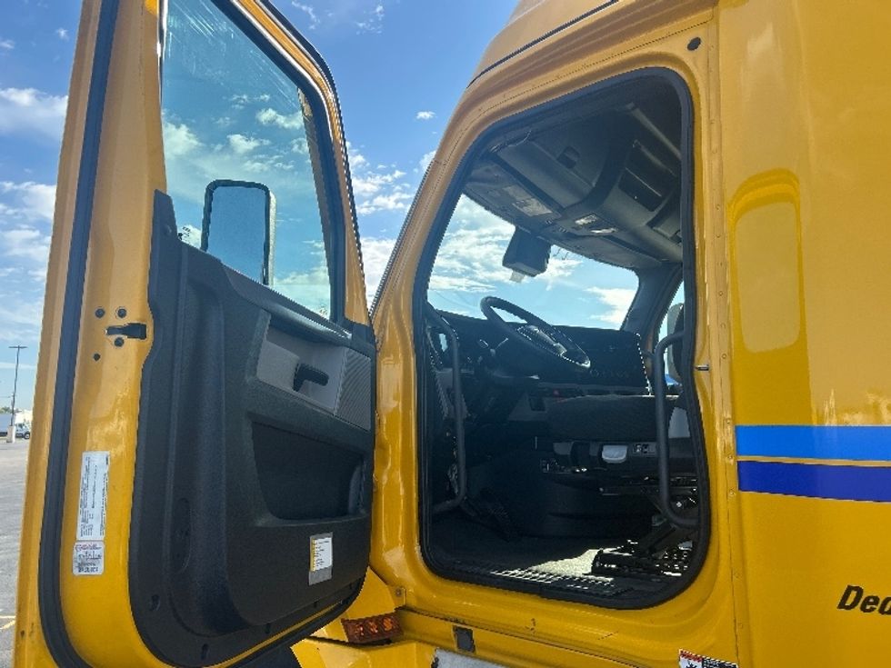 Sleeper Tractor-Heavy Duty Tractors-Freightliner-2022-T12664ST-Kansas City-MO-609,450\n\t\tmiles-$ 64,000 - Image 9