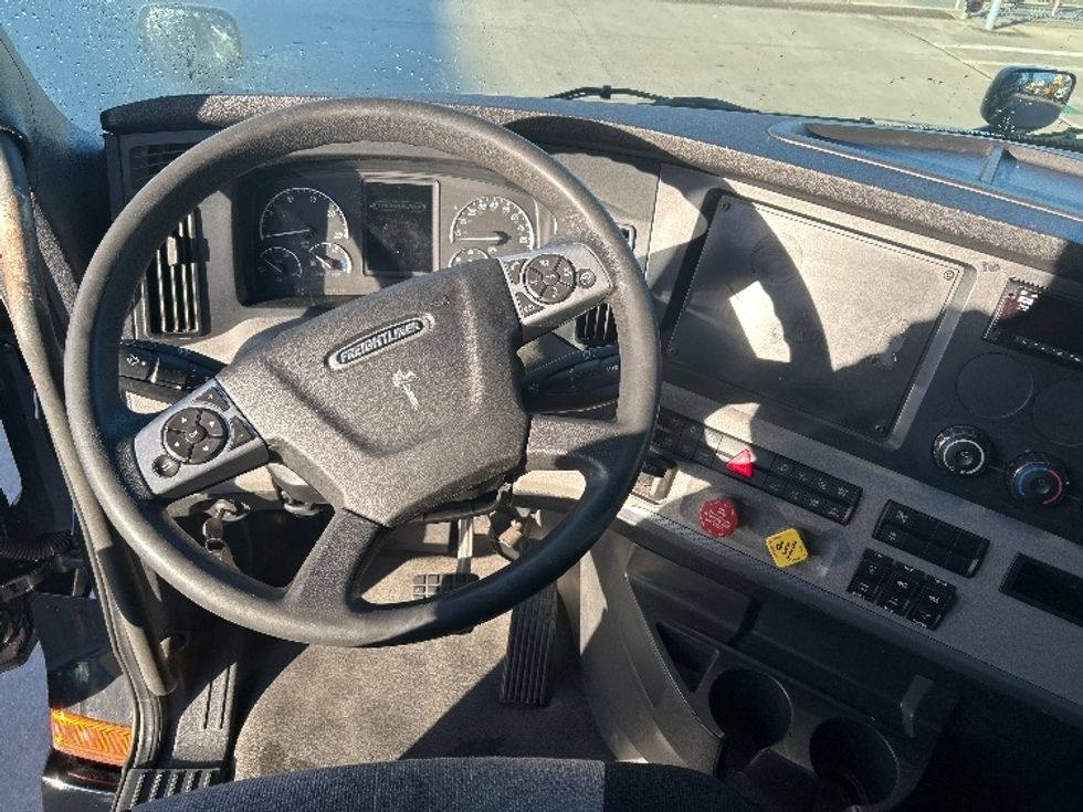 Sleeper Tractor-Heavy Duty Tractors-Freightliner-2022-T12664ST-Katy-TX-410,333\n\t\tmiles-$ 79,750 - Image 11