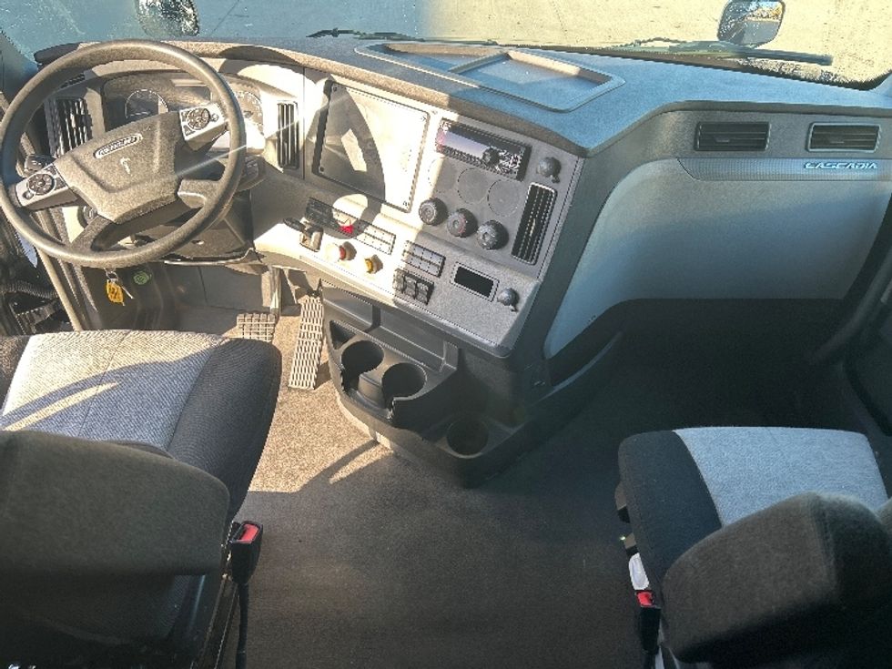 Sleeper Tractor-Heavy Duty Tractors-Freightliner-2022-T12664ST-Katy-TX-410,333\n\t\tmiles-$ 79,750 - Image 12