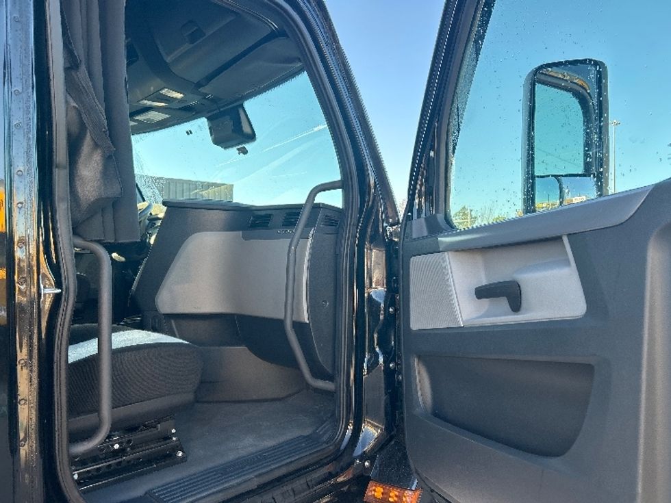 Sleeper Tractor-Heavy Duty Tractors-Freightliner-2022-T12664ST-Katy-TX-410,333\n\t\tmiles-$ 79,750 - Image 13