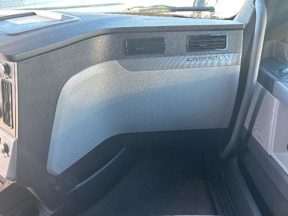 Sleeper Tractor-Heavy Duty Tractors-Freightliner-2022-T12664ST-Katy-TX-410,333\n\t\tmiles-$ 79,750 - Image 14