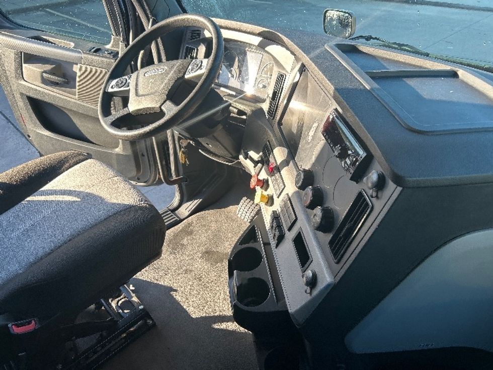 Sleeper Tractor-Heavy Duty Tractors-Freightliner-2022-T12664ST-Katy-TX-410,333\n\t\tmiles-$ 79,750 - Image 15