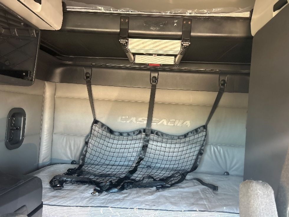 Sleeper Tractor-Heavy Duty Tractors-Freightliner-2022-T12664ST-Katy-TX-410,333\n\t\tmiles-$ 79,750 - Image 16