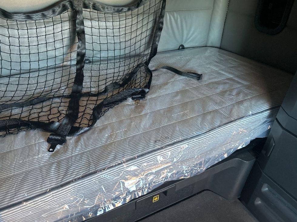 Sleeper Tractor-Heavy Duty Tractors-Freightliner-2022-T12664ST-Katy-TX-410,333\n\t\tmiles-$ 79,750 - Image 17