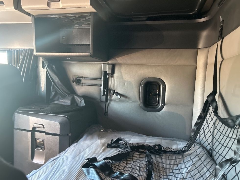 Sleeper Tractor-Heavy Duty Tractors-Freightliner-2022-T12664ST-Katy-TX-410,333\n\t\tmiles-$ 79,750 - Image 19