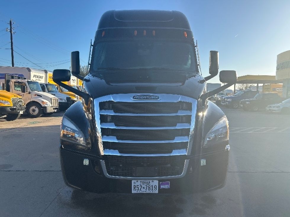 Sleeper Tractor-Heavy Duty Tractors-Freightliner-2022-T12664ST-Katy-TX-410,333\n\t\tmiles-$ 79,750 - Image 2