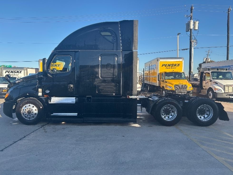 Sleeper Tractor-Heavy Duty Tractors-Freightliner-2022-T12664ST-Katy-TX-410,333\n\t\tmiles-$ 79,750 - Image 4