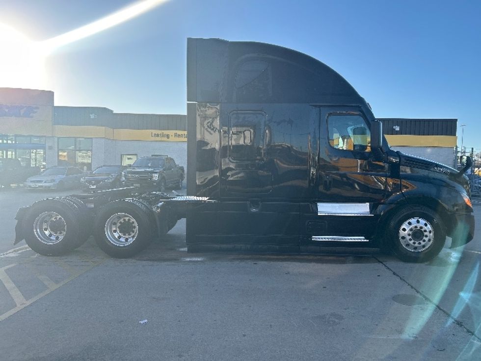 Sleeper Tractor-Heavy Duty Tractors-Freightliner-2022-T12664ST-Katy-TX-410,333\n\t\tmiles-$ 79,750 - Image 8