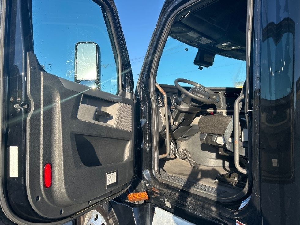 Sleeper Tractor-Heavy Duty Tractors-Freightliner-2022-T12664ST-Katy-TX-410,333\n\t\tmiles-$ 79,750 - Image 9