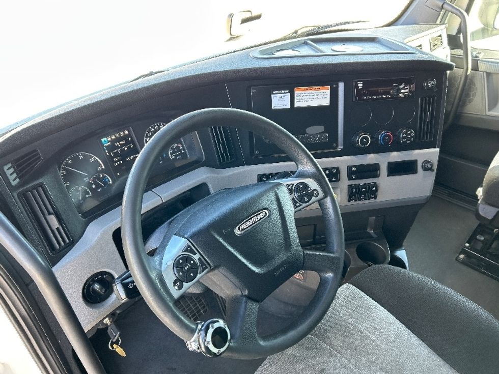 Sleeper Tractor-Heavy Duty Tractors-Freightliner-2022-T12664ST-Katy-TX-481,901\n\t\tmiles-$ 71,250 - Image 10
