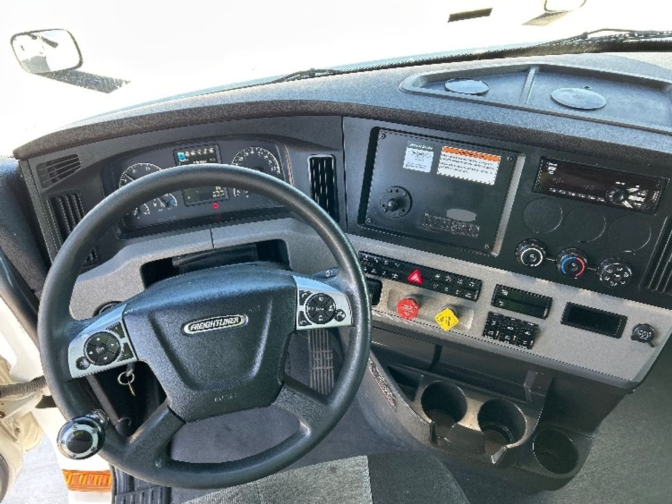 Sleeper Tractor-Heavy Duty Tractors-Freightliner-2022-T12664ST-Katy-TX-481,901\n\t\tmiles-$ 71,250 - Image 11