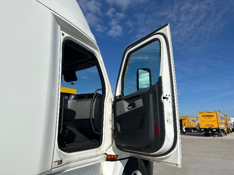 Sleeper Tractor-Heavy Duty Tractors-Freightliner-2022-T12664ST-Katy-TX-481,901\n\t\tmiles-$ 71,250 - Image 13