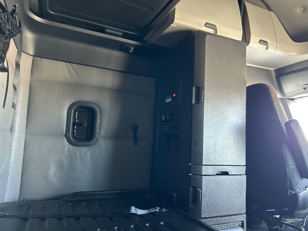 Sleeper Tractor-Heavy Duty Tractors-Freightliner-2022-T12664ST-Katy-TX-481,901\n\t\tmiles-$ 71,250 - Image 18