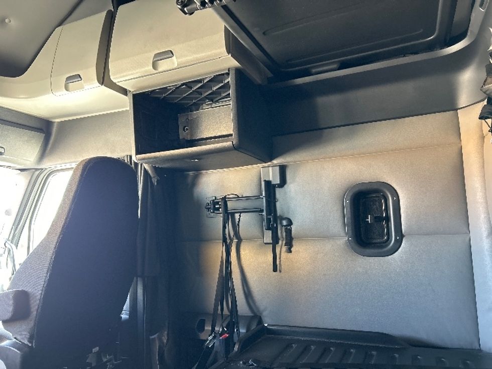 Sleeper Tractor-Heavy Duty Tractors-Freightliner-2022-T12664ST-Katy-TX-481,901\n\t\tmiles-$ 71,250 - Image 19