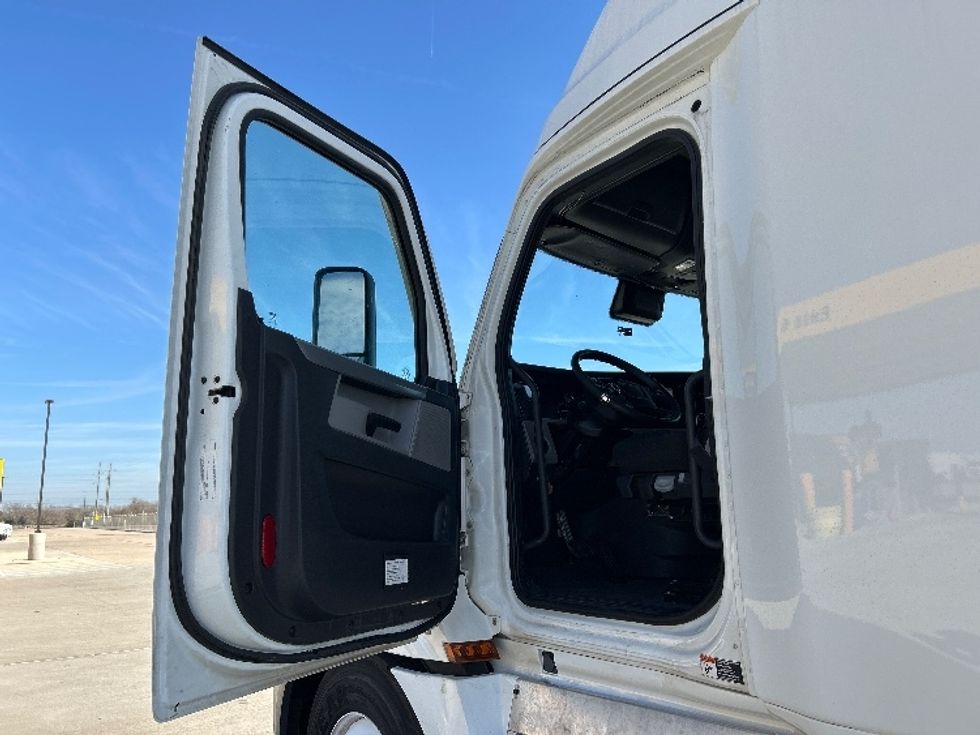 Sleeper Tractor-Heavy Duty Tractors-Freightliner-2022-T12664ST-Katy-TX-481,901\n\t\tmiles-$ 71,250 - Image 9