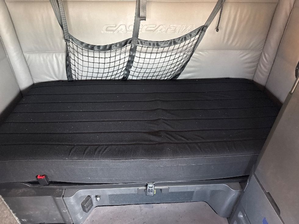 Sleeper Tractor-Heavy Duty Tractors-Freightliner-2022-T12664ST-Katy-TX-487,364\n\t\tmiles-$ 74,750 - Image 17