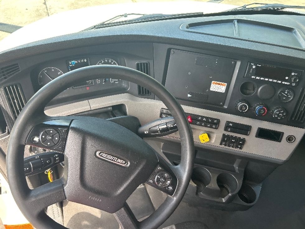 Sleeper Tractor-Heavy Duty Tractors-Freightliner-2022-T12664ST-Katy-TX-503,620\n\t\tmiles-$ 73,250 - Image 10