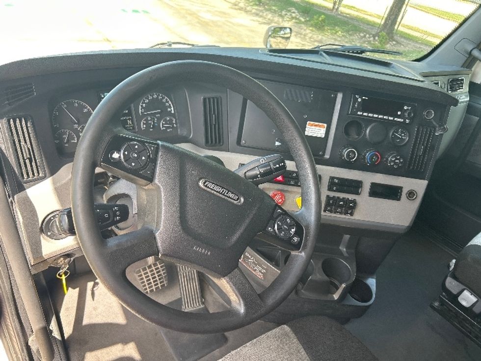 Sleeper Tractor-Heavy Duty Tractors-Freightliner-2022-T12664ST-Katy-TX-503,620\n\t\tmiles-$ 73,250 - Image 11