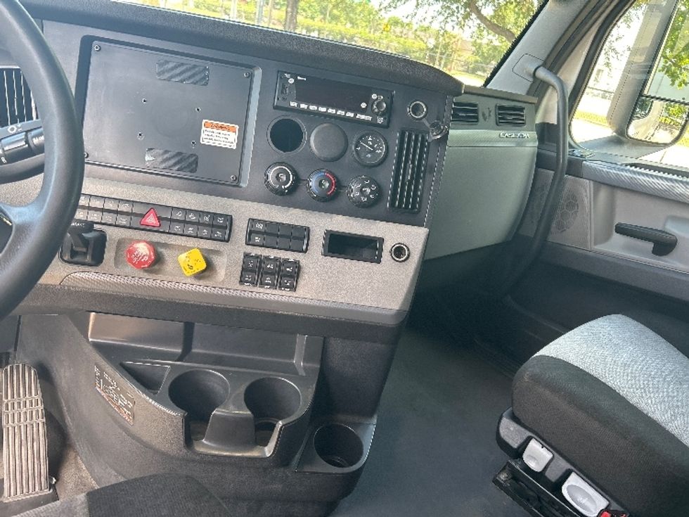 Sleeper Tractor-Heavy Duty Tractors-Freightliner-2022-T12664ST-Katy-TX-503,620\n\t\tmiles-$ 73,250 - Image 12