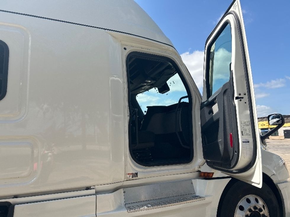 Sleeper Tractor-Heavy Duty Tractors-Freightliner-2022-T12664ST-Katy-TX-503,620\n\t\tmiles-$ 73,250 - Image 13
